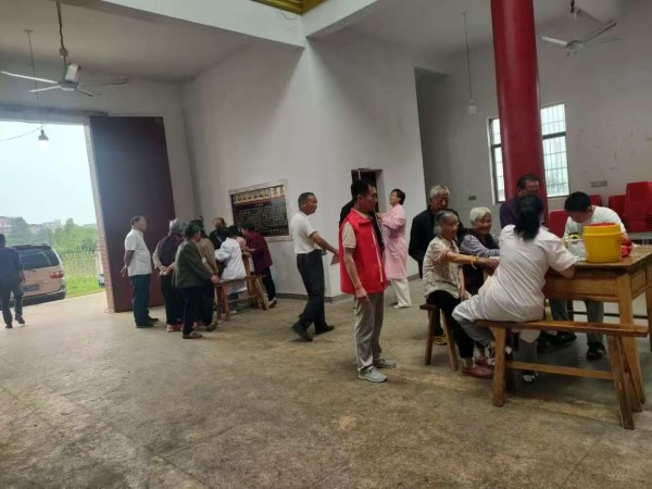 江西省丰城市白土镇：开展健康义诊活动