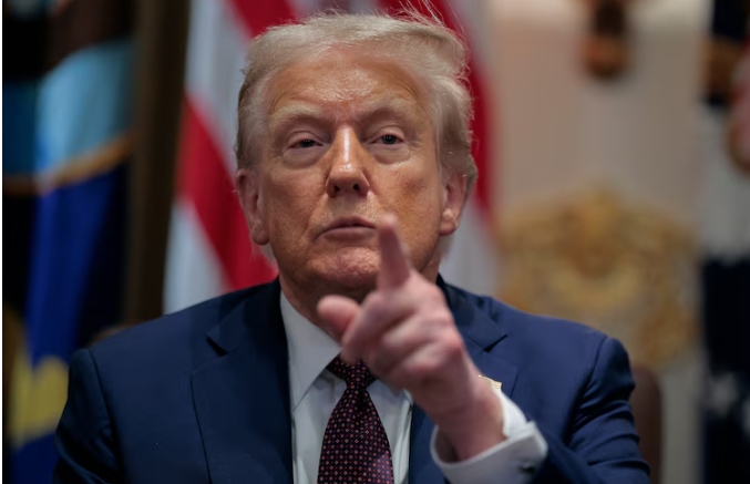 特朗普下令降半旗向明尼阿波利斯枪击事件受害者致敬