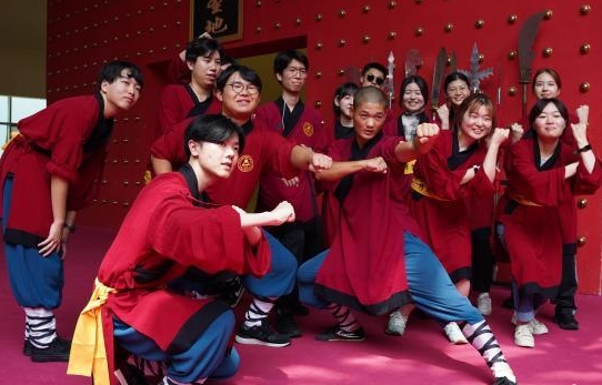 日本大学生赴“功夫之都”习练少林拳