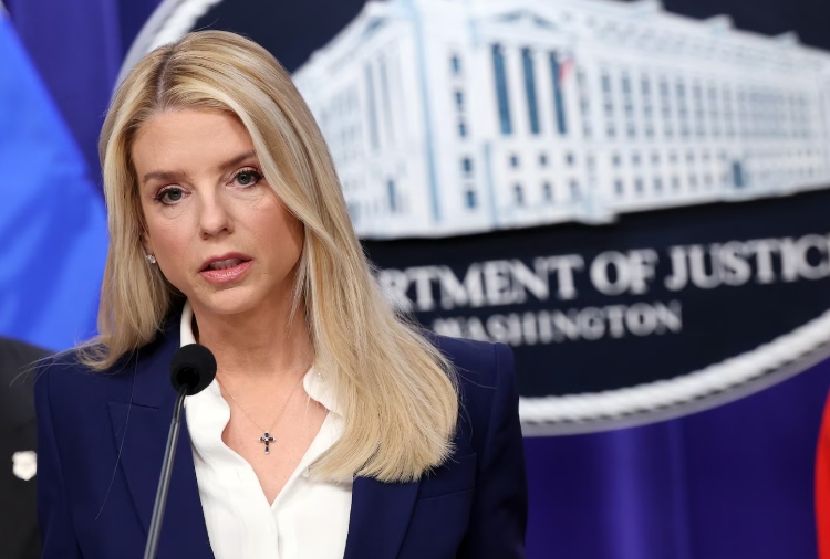 帕姆·邦迪试图重启对詹姆斯·科米和蒂什·詹姆斯的诉讼，尽管相关指控已被驳回